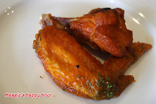 水牛城美式餐廳 BFLO:【水牛城美式餐廳 BFLO】超豪邁的炭烤戰斧豬排。招牌水牛城酸辣雞翅