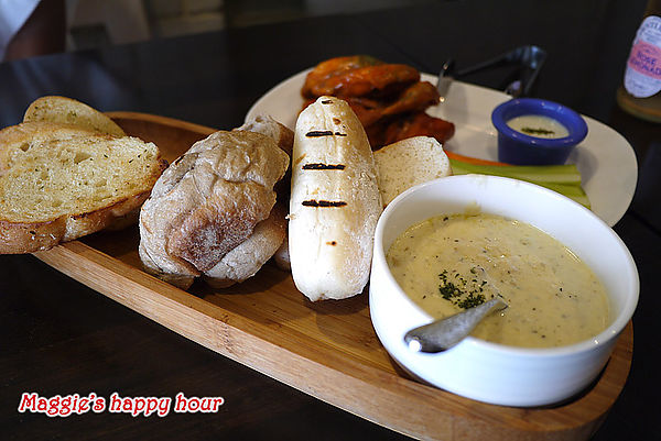 水牛城美式餐廳 BFLO:【水牛城美式餐廳 BFLO】超豪邁的炭烤戰斧豬排。招牌水牛城酸辣雞翅