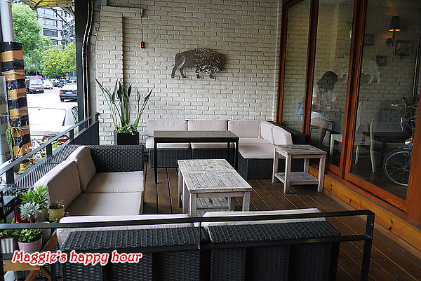 水牛城美式餐廳 BFLO:【水牛城美式餐廳 BFLO】超豪邁的炭烤戰斧豬排。招牌水牛城酸辣雞翅