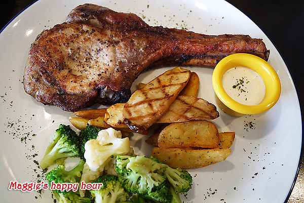 水牛城美式餐廳 BFLO:【水牛城美式餐廳 BFLO】超豪邁的炭烤戰斧豬排。招牌水牛城酸辣雞翅