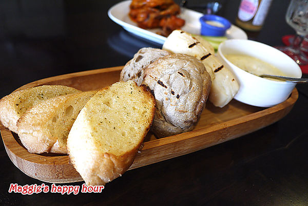 水牛城美式餐廳 BFLO:【水牛城美式餐廳 BFLO】超豪邁的炭烤戰斧豬排。招牌水牛城酸辣雞翅