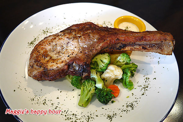 水牛城美式餐廳 BFLO:【水牛城美式餐廳 BFLO】超豪邁的炭烤戰斧豬排。招牌水牛城酸辣雞翅