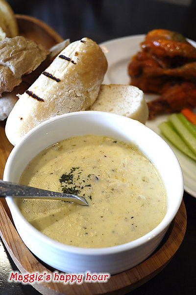 水牛城美式餐廳 BFLO:【水牛城美式餐廳 BFLO】超豪邁的炭烤戰斧豬排。招牌水牛城酸辣雞翅