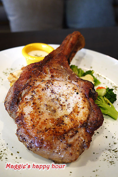 水牛城美式餐廳 BFLO:【水牛城美式餐廳 BFLO】超豪邁的炭烤戰斧豬排。招牌水牛城酸辣雞翅