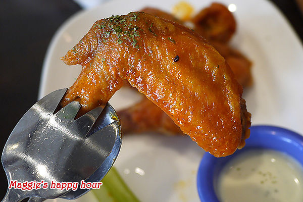 水牛城美式餐廳 BFLO:【水牛城美式餐廳 BFLO】超豪邁的炭烤戰斧豬排。招牌水牛城酸辣雞翅