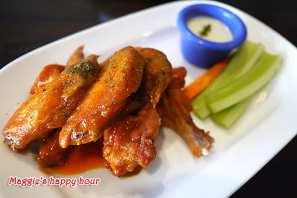 水牛城美式餐廳 BFLO:【水牛城美式餐廳 BFLO】超豪邁的炭烤戰斧豬排。招牌水牛城酸辣雞翅