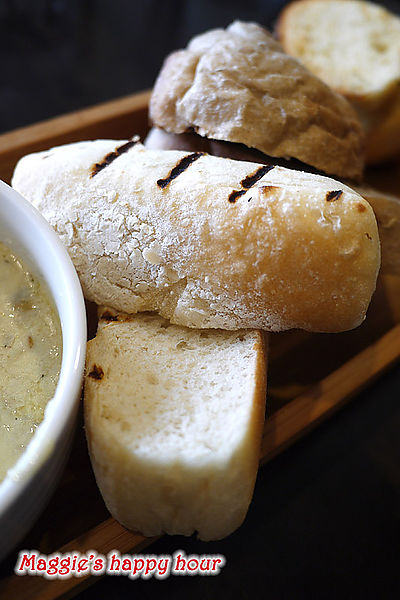 水牛城美式餐廳 BFLO:【水牛城美式餐廳 BFLO】超豪邁的炭烤戰斧豬排。招牌水牛城酸辣雞翅