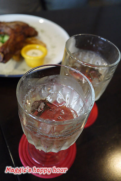 水牛城美式餐廳 BFLO:【水牛城美式餐廳 BFLO】超豪邁的炭烤戰斧豬排。招牌水牛城酸辣雞翅