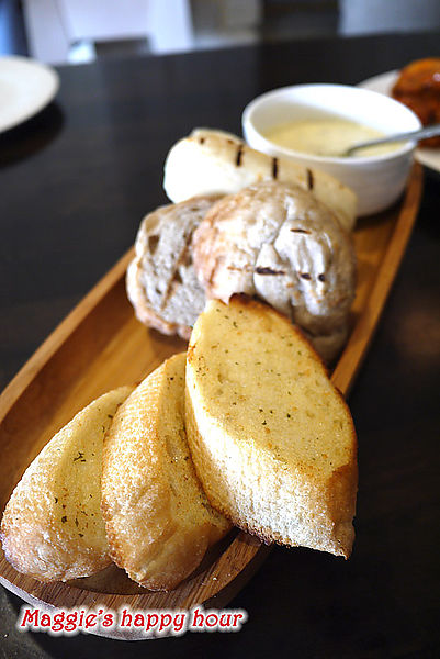 水牛城美式餐廳 BFLO:【水牛城美式餐廳 BFLO】超豪邁的炭烤戰斧豬排。招牌水牛城酸辣雞翅