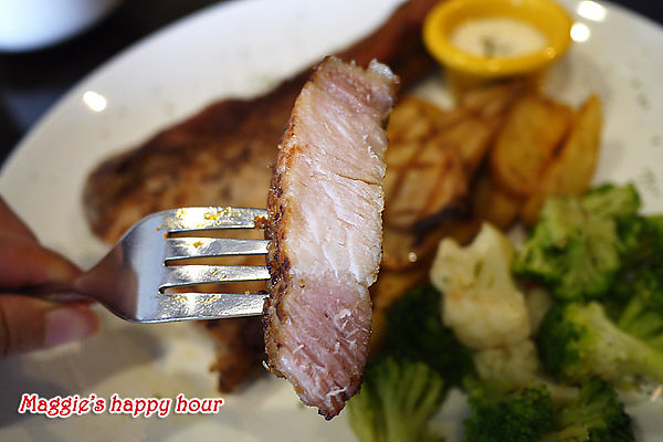 水牛城美式餐廳 BFLO:【水牛城美式餐廳 BFLO】超豪邁的炭烤戰斧豬排。招牌水牛城酸辣雞翅