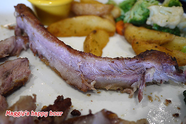 水牛城美式餐廳 BFLO:【水牛城美式餐廳 BFLO】超豪邁的炭烤戰斧豬排。招牌水牛城酸辣雞翅