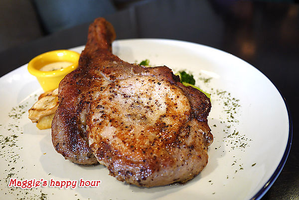 水牛城美式餐廳 BFLO:【水牛城美式餐廳 BFLO】超豪邁的炭烤戰斧豬排。招牌水牛城酸辣雞翅