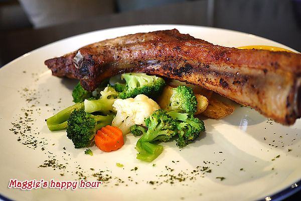 水牛城美式餐廳 BFLO:【水牛城美式餐廳 BFLO】超豪邁的炭烤戰斧豬排。招牌水牛城酸辣雞翅