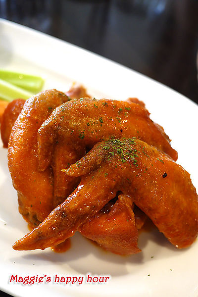 水牛城美式餐廳 BFLO:【水牛城美式餐廳 BFLO】超豪邁的炭烤戰斧豬排。招牌水牛城酸辣雞翅