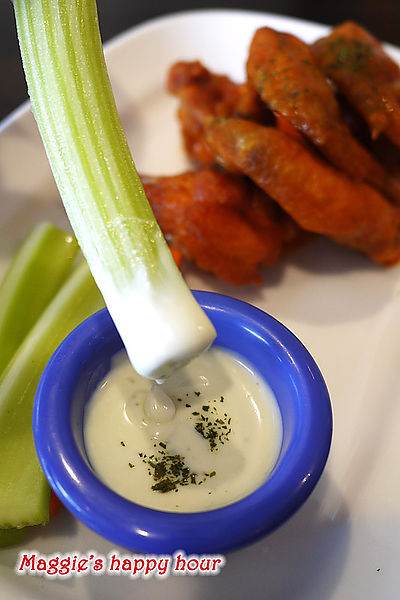 水牛城美式餐廳 BFLO:【水牛城美式餐廳 BFLO】超豪邁的炭烤戰斧豬排。招牌水牛城酸辣雞翅