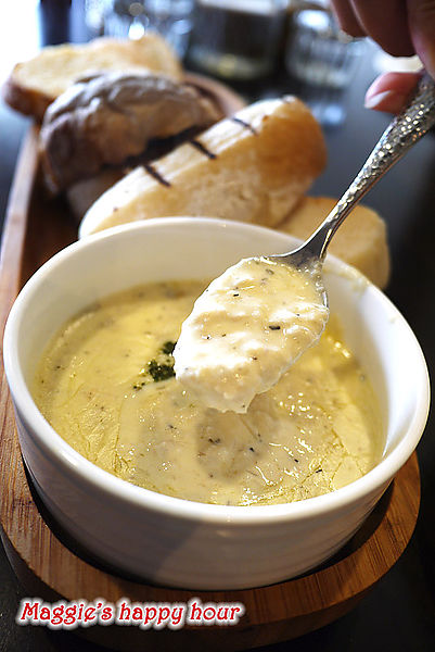 水牛城美式餐廳 BFLO:【水牛城美式餐廳 BFLO】超豪邁的炭烤戰斧豬排。招牌水牛城酸辣雞翅