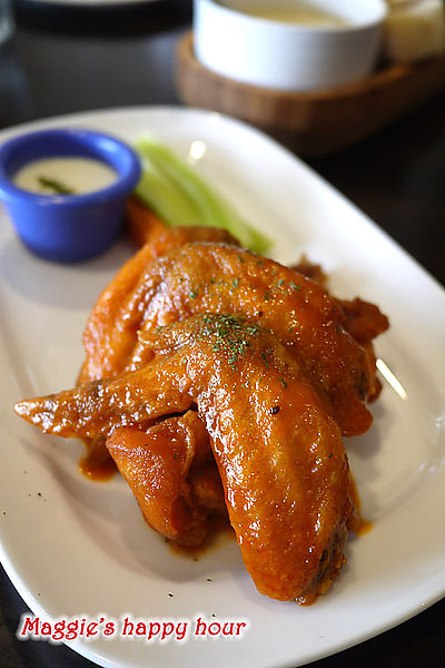 水牛城美式餐廳 BFLO:【水牛城美式餐廳 BFLO】超豪邁的炭烤戰斧豬排。招牌水牛城酸辣雞翅