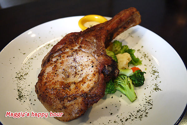 水牛城美式餐廳 BFLO:【水牛城美式餐廳 BFLO】超豪邁的炭烤戰斧豬排。招牌水牛城酸辣雞翅