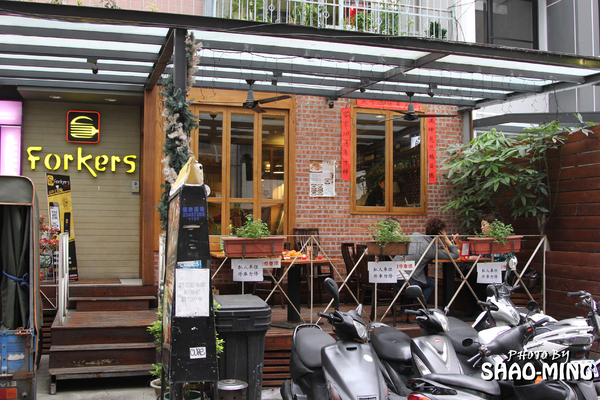 Forkers佛客漢堡(中山店)：(中山)午食刻，對味好料『FORKERS佛客漢堡(中山店)』巷弄異國美食