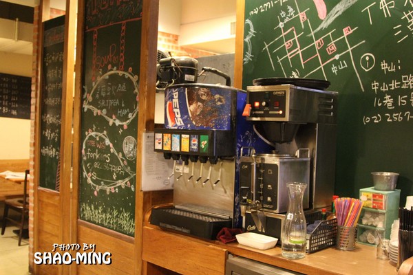 Forkers佛客漢堡(中山店)：(中山)午食刻，對味好料『FORKERS佛客漢堡(中山店)』巷弄異國美食