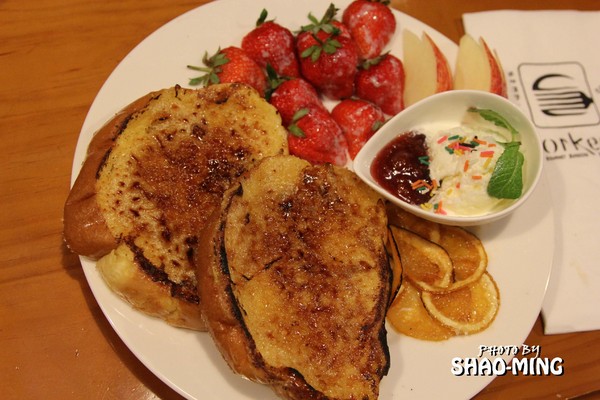 Forkers佛客漢堡(中山店)：(中山)午食刻，對味好料『FORKERS佛客漢堡(中山店)』巷弄異國美食