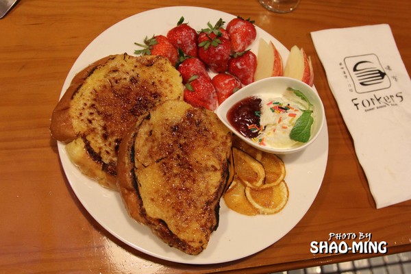 Forkers佛客漢堡(中山店)：(中山)午食刻，對味好料『FORKERS佛客漢堡(中山店)』巷弄異國美食