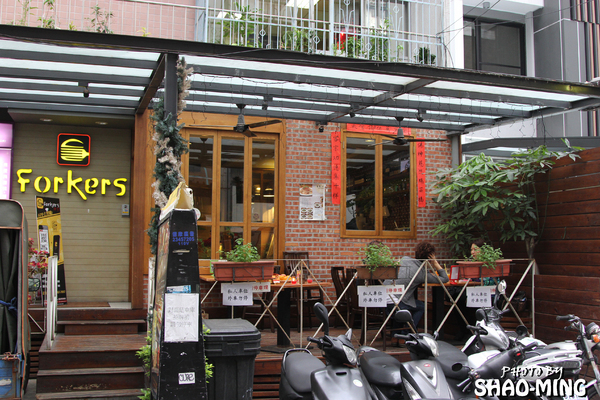Forkers佛客漢堡(中山店)：(中山)午食刻，對味好料『FORKERS佛客漢堡(中山店)』巷弄異國美食