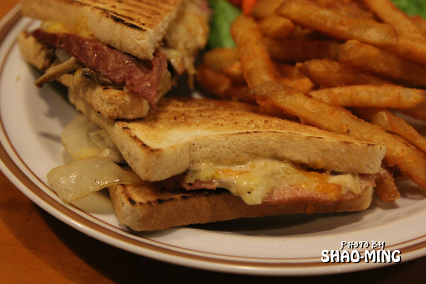 Forkers佛客漢堡(中山店)：(中山)午食刻，對味好料『FORKERS佛客漢堡(中山店)』巷弄異國美食