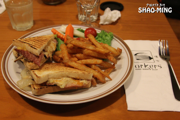Forkers佛客漢堡(中山店)：(中山)午食刻，對味好料『FORKERS佛客漢堡(中山店)』巷弄異國美食