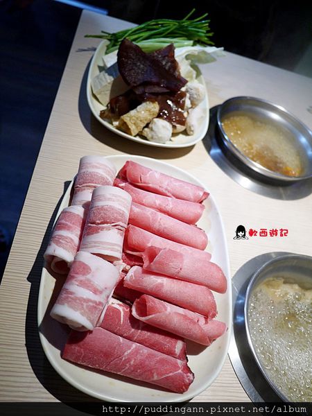 P1400089上豬下牛 左邊豬培根.JPG