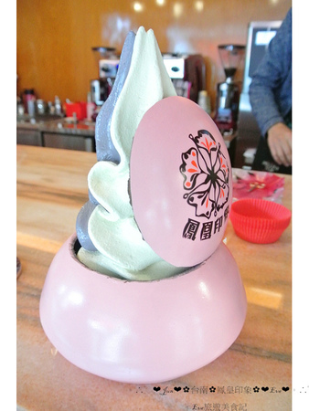 鳳凰冰鋪：【食記】oO。。台南　中西區　鳳凰印象  鳳凰冰鋪   古早味碰餅，變身馬卡龍搭配冰淇淋的好滋味～oO。o○。　