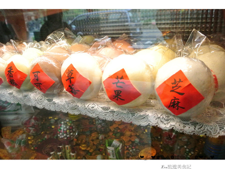 鳳凰冰鋪：【食記】oO。。台南　中西區　鳳凰印象  鳳凰冰鋪   古早味碰餅，變身馬卡龍搭配冰淇淋的好滋味～oO。o○。　