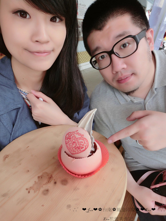 鳳凰冰鋪：【食記】oO。。台南　中西區　鳳凰印象  鳳凰冰鋪   古早味碰餅，變身馬卡龍搭配冰淇淋的好滋味～oO。o○。　