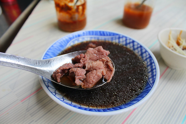 包成羊肉：[台南]府城第一名的早餐 市長愛吃的羊肉湯 包成羊肉