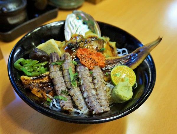 伊薩姆小舖：伊薩姆小舖：無敵盛裝 星鰻鮑魚蝦菇丼!! /越光米紅藜麥/平價日式料理