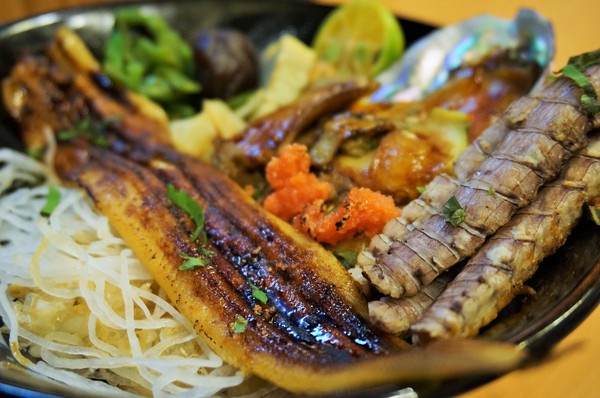 伊薩姆小舖：伊薩姆小舖：無敵盛裝 星鰻鮑魚蝦菇丼!! /越光米紅藜麥/平價日式料理