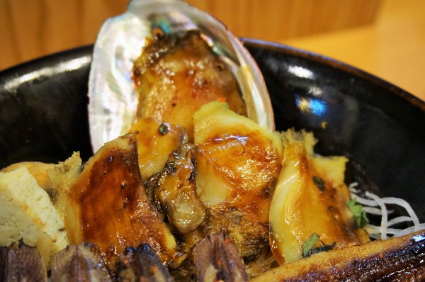 伊薩姆小舖：伊薩姆小舖：無敵盛裝 星鰻鮑魚蝦菇丼!! /越光米紅藜麥/平價日式料理