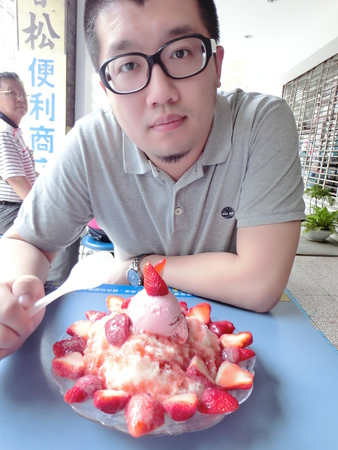 裕成水果店：【食記】oO。。台南　海安路　裕成水果店　新鮮草莓切片牛奶冰，一定要來嚐嚐這擺盤像向日葵一樣的冰品～oO。o○。　