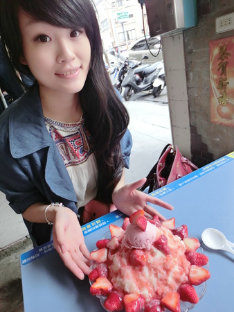 裕成水果店：【食記】oO。。台南　海安路　裕成水果店　新鮮草莓切片牛奶冰，一定要來嚐嚐這擺盤像向日葵一樣的冰品～oO。o○。　