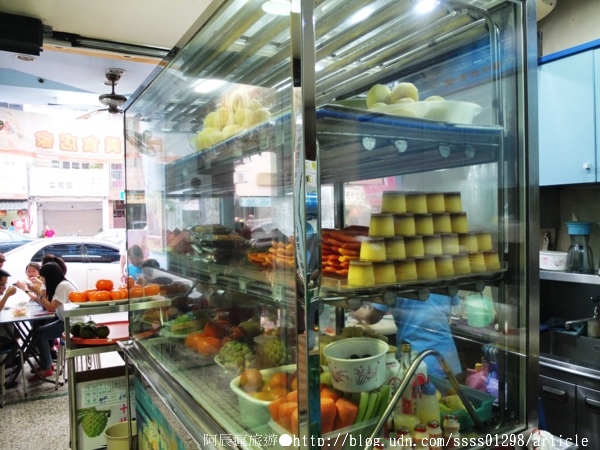 裕成水果店:【美食特搜。台南中西區】裕成水果店。水果堆疊如山 招牌必吃鮮果冰 明星級光環水果店