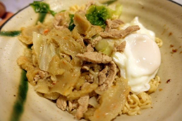 保哥黑輪：(胖樺食記)台南孔廟府中商圈「保哥黑輪」，現實生活的「小時光麵館」/炒泡麵/高CP值/平價/推薦銅板小吃/必吃