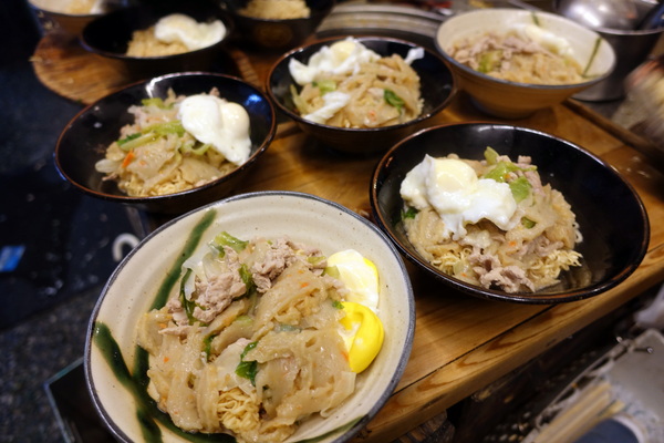 保哥黑輪：(胖樺食記)台南孔廟府中商圈「保哥黑輪」，現實生活的「小時光麵館」/炒泡麵/高CP值/平價/推薦銅板小吃/必吃