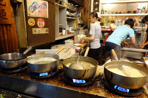 保哥黑輪：(胖樺食記)台南孔廟府中商圈「保哥黑輪」，現實生活的「小時光麵館」/炒泡麵/高CP值/平價/推薦銅板小吃/必吃