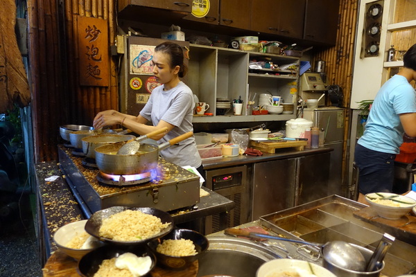 保哥黑輪：(胖樺食記)台南孔廟府中商圈「保哥黑輪」，現實生活的「小時光麵館」/炒泡麵/高CP值/平價/推薦銅板小吃/必吃