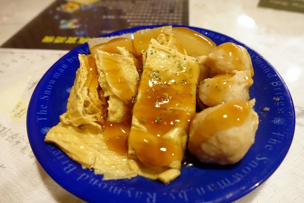 保哥黑輪：(胖樺食記)台南孔廟府中商圈「保哥黑輪」，現實生活的「小時光麵館」/炒泡麵/高CP值/平價/推薦銅板小吃/必吃