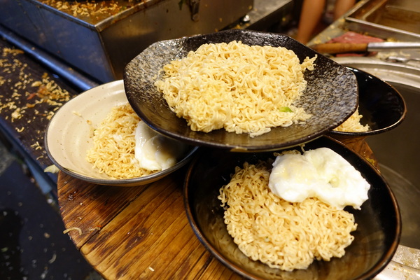 保哥黑輪：(胖樺食記)台南孔廟府中商圈「保哥黑輪」，現實生活的「小時光麵館」/炒泡麵/高CP值/平價/推薦銅板小吃/必吃