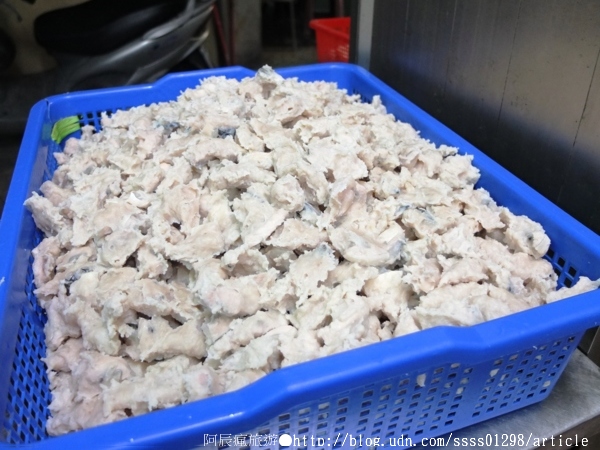 阿鳳浮水虱目魚焿：【美食特搜。台南中西區】阿鳳浮水虱目魚羹。湯頭滋味酸甜 包料魚羹塊 民國46年創立老店