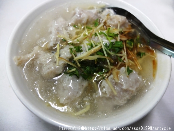 阿鳳浮水虱目魚焿：【美食特搜。台南中西區】阿鳳浮水虱目魚羹。湯頭滋味酸甜 包料魚羹塊 民國46年創立老店