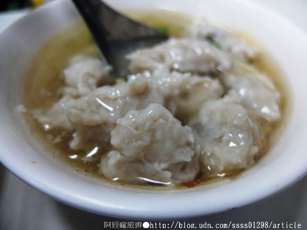 阿鳳浮水虱目魚焿：【美食特搜。台南中西區】阿鳳浮水虱目魚羹。湯頭滋味酸甜 包料魚羹塊 民國46年創立老店