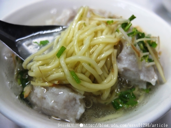 阿鳳浮水虱目魚焿：【美食特搜。台南中西區】阿鳳浮水虱目魚羹。湯頭滋味酸甜 包料魚羹塊 民國46年創立老店